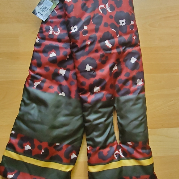 Cära New York Leopard Scarf - Picture 4 of 4